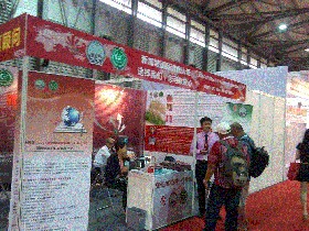 2013年上海展会现场韩非子先生向客户讲解新加坡Halal认证服务