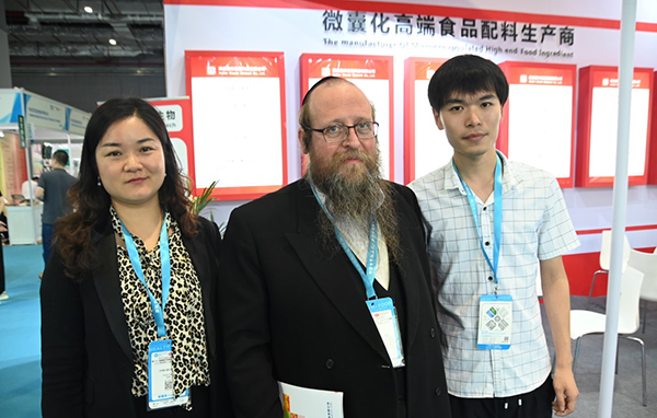 上海展会 拉比与客户合影